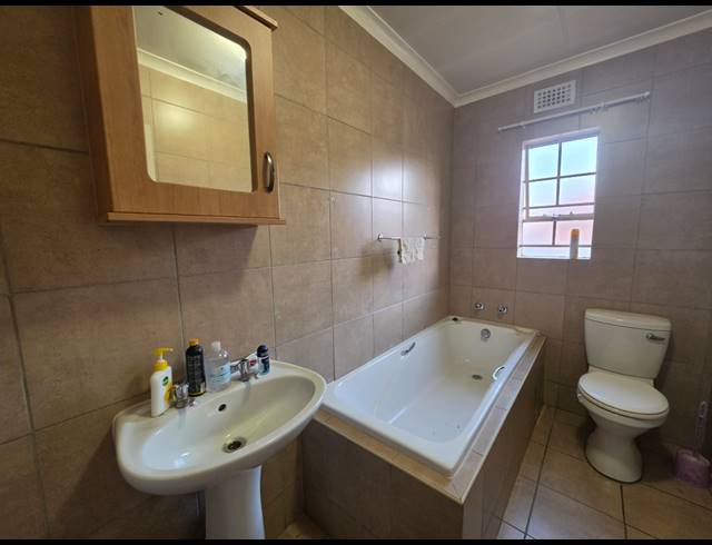 3 BEDROOM FREESTANDING FOR SALE IN THATCH HILL ESTATE